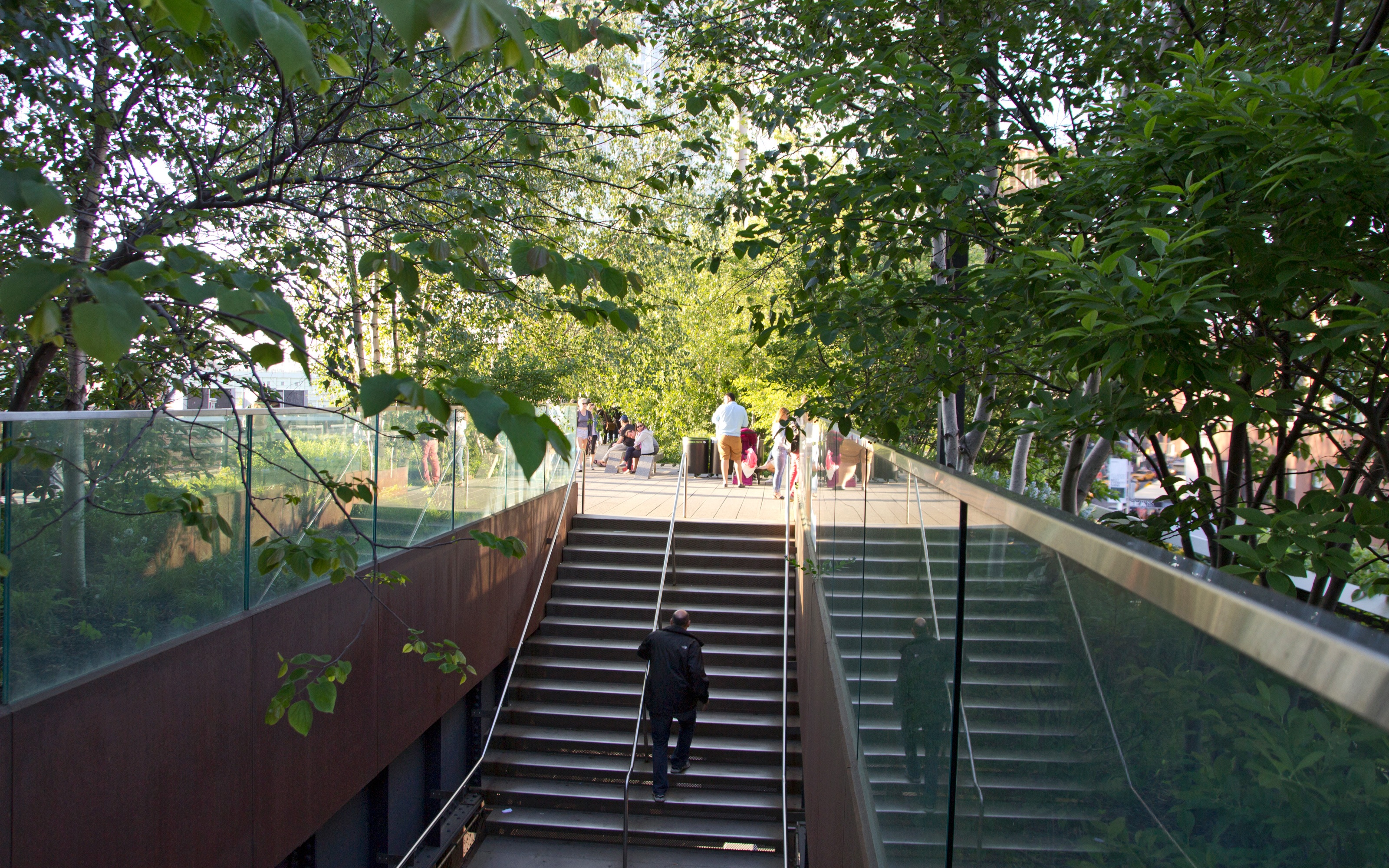 Staircases and elevators were planned in regular distances. Staircases leading up to the High Line